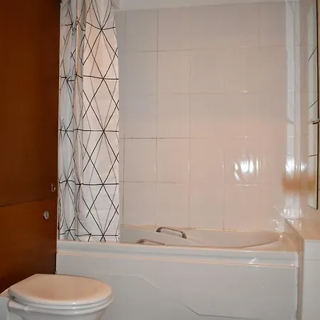 Central 2 Bedroom Flat With Balcony Views