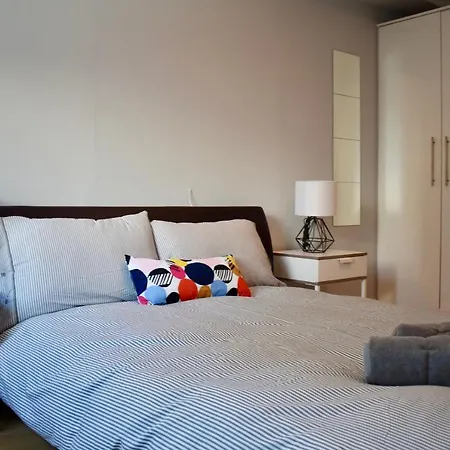Central 2 Bedroom Flat With Balcony Views