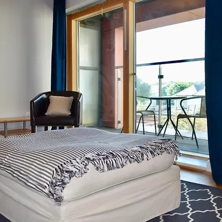 Central 2 Bedroom Flat With Balcony Views 公寓