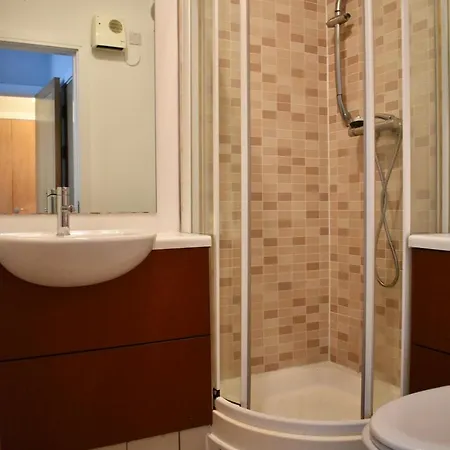 Apartment Central 2 Bedroom Flat With Balcony Views *