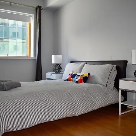 Central 2 Bedroom Flat With Balcony Views * 都柏林